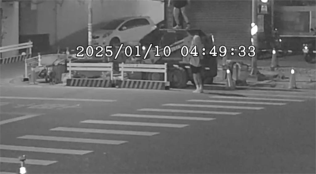 危險！短褲女「爬推土機熱舞」　一旁民眾起鬨錄影