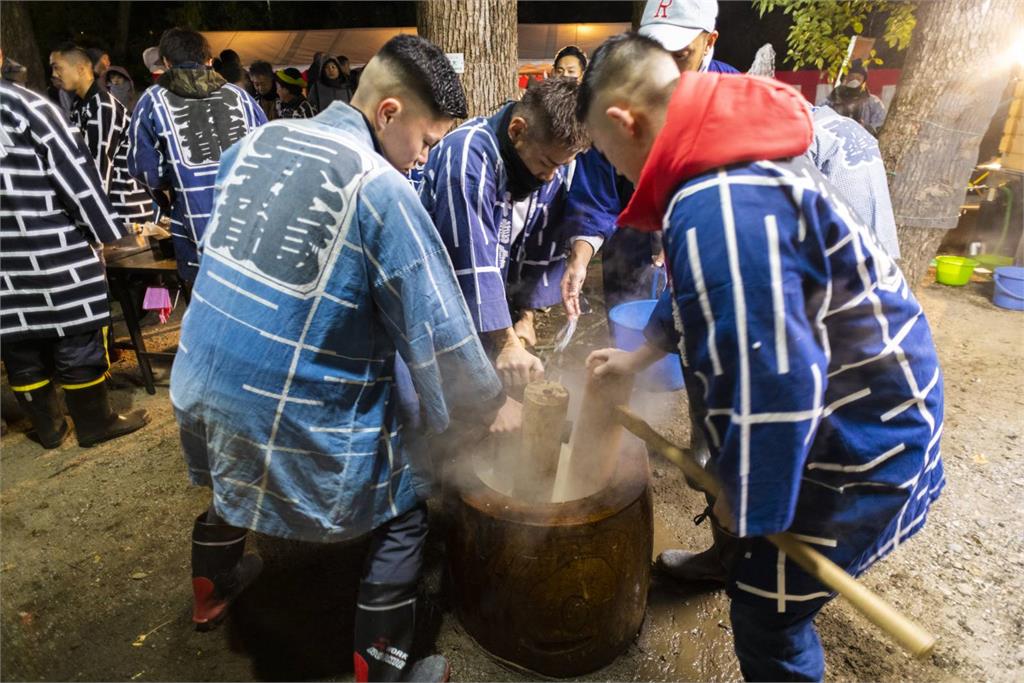 日本安住神社端巨無霸「鏡餅」　90公分高重700公斤蟬聯最大紀錄