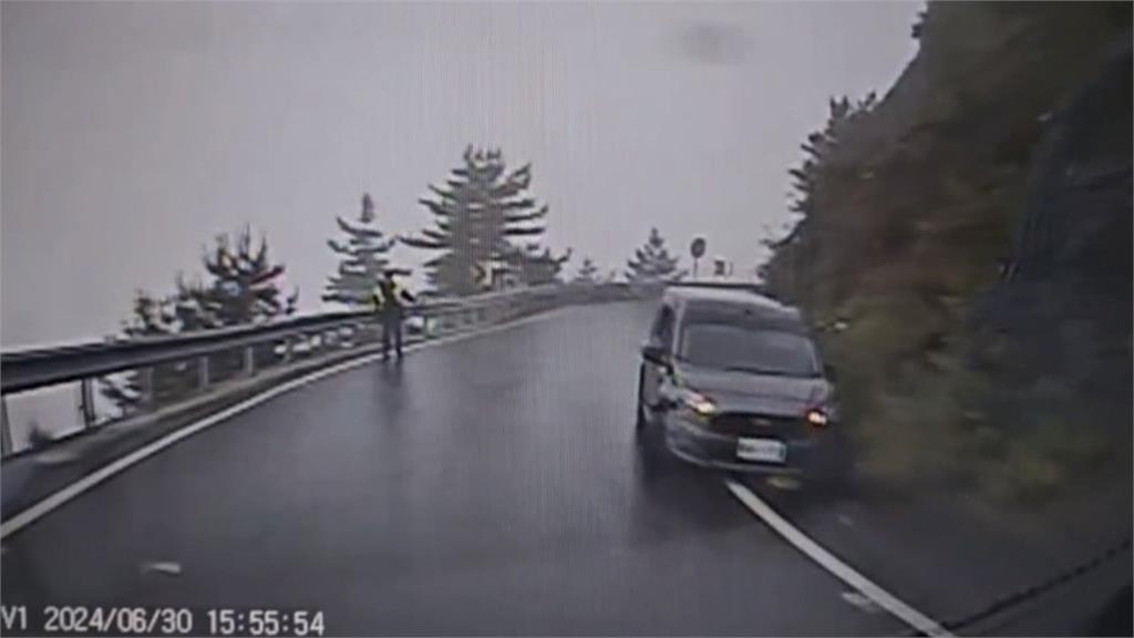 台十四甲線鳶峰路段　車輛蛇行一路撞　衝撞護欄險墜谷