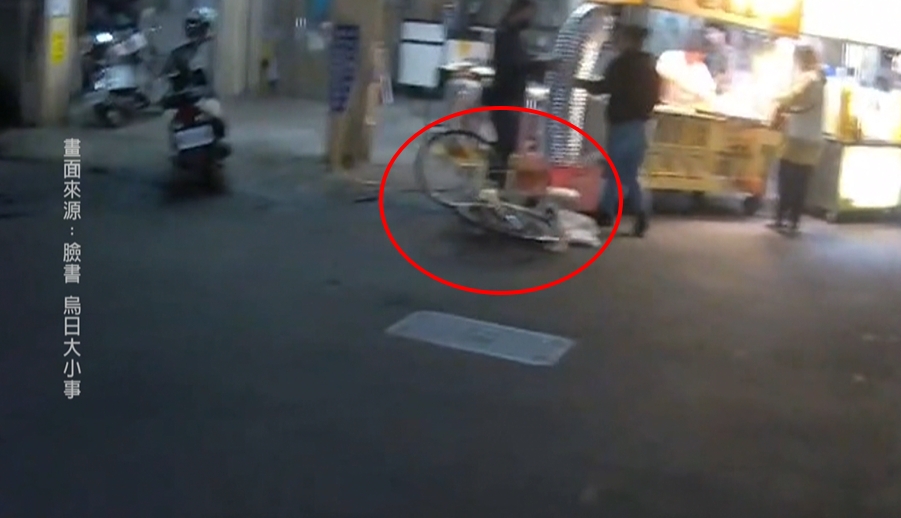 「鐵馬哥」暴走大街咆哮吼員警　牽腳踏車往警察身上撞...最後下場GG