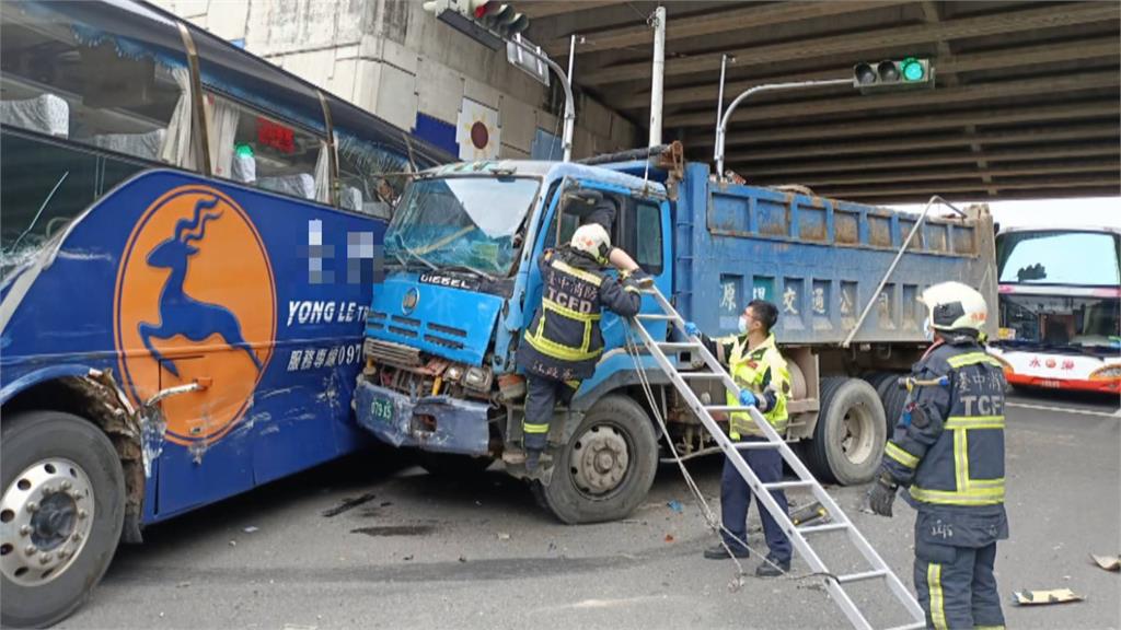 砂石車疑煞車失靈　攔腰撞醫院交通專車