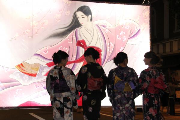 日本各地夏季慶典開跑！　湯澤百盞美人畫燈籠成絕美風景