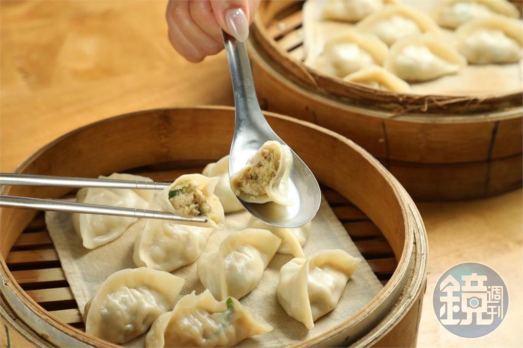 台式王牌組合！開業20年老店「蕭氏蒸餃」現包現蒸　必搭胡椒味特濃酸辣湯