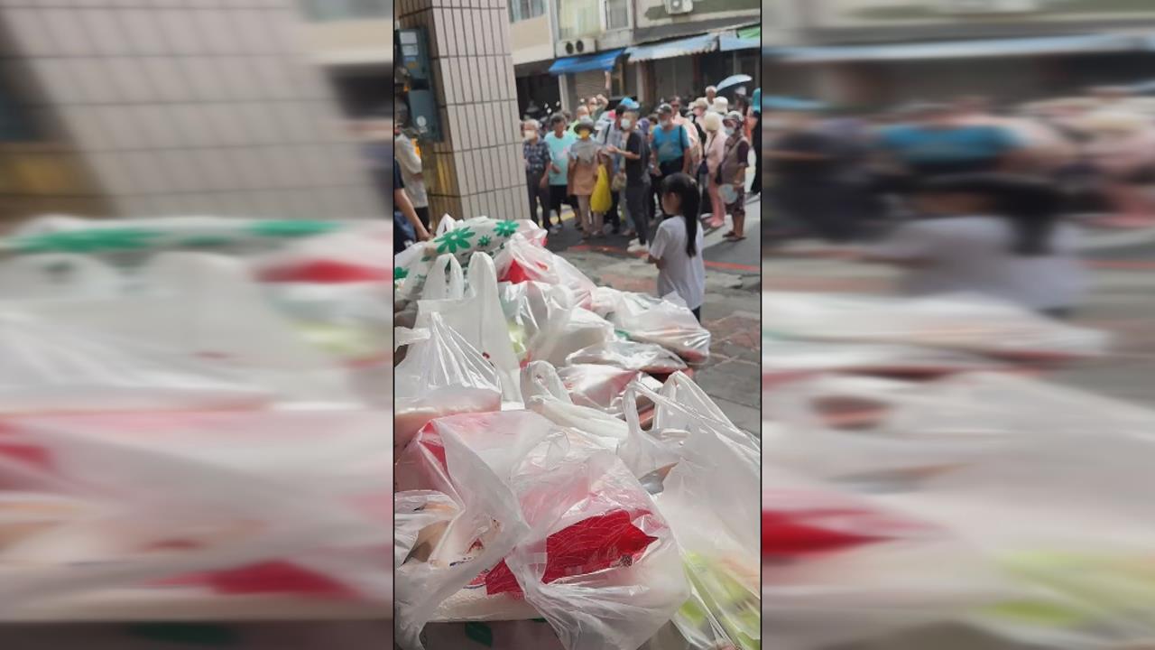 普渡愛心物資免費領 高雄宮廟人潮失控爆推擠