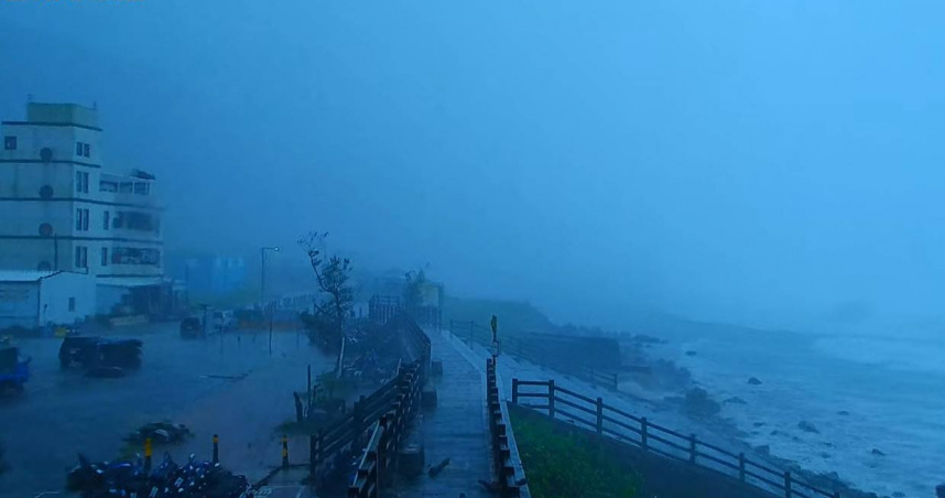 楊柳跑超快！南部風雨增強「估傍晚出海」　明午前7縣市達停班課標準