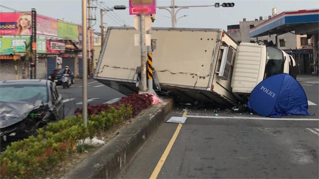 離奇！物流車撞車翻覆 駕駛彈出被壓死