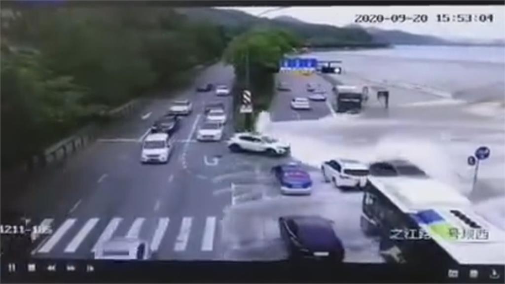 中國錢塘江大潮還沒到潮水暴漲「碰碰車」驚險全都錄