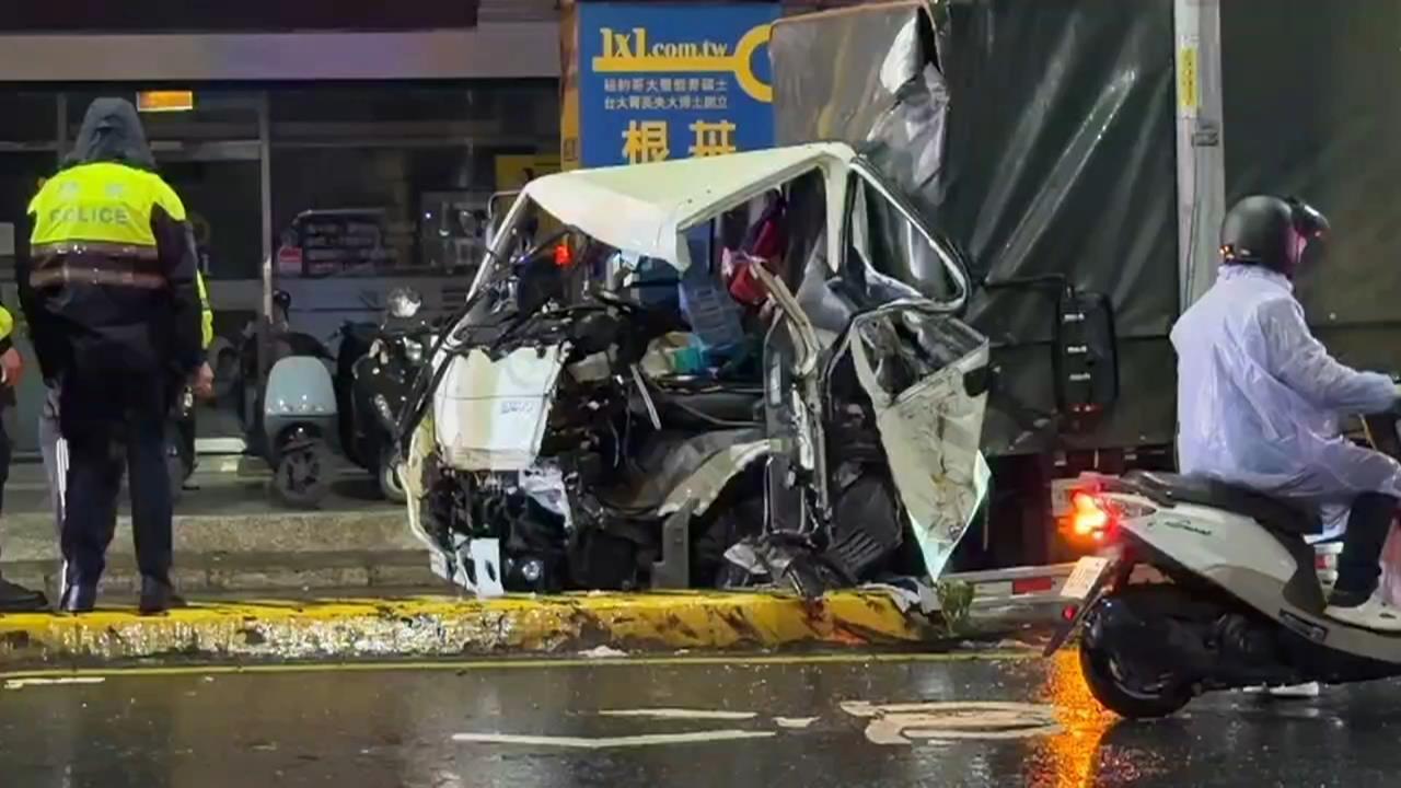 新莊貨車司機為「這件事」 自撞分隔島車頭全毀人輕傷