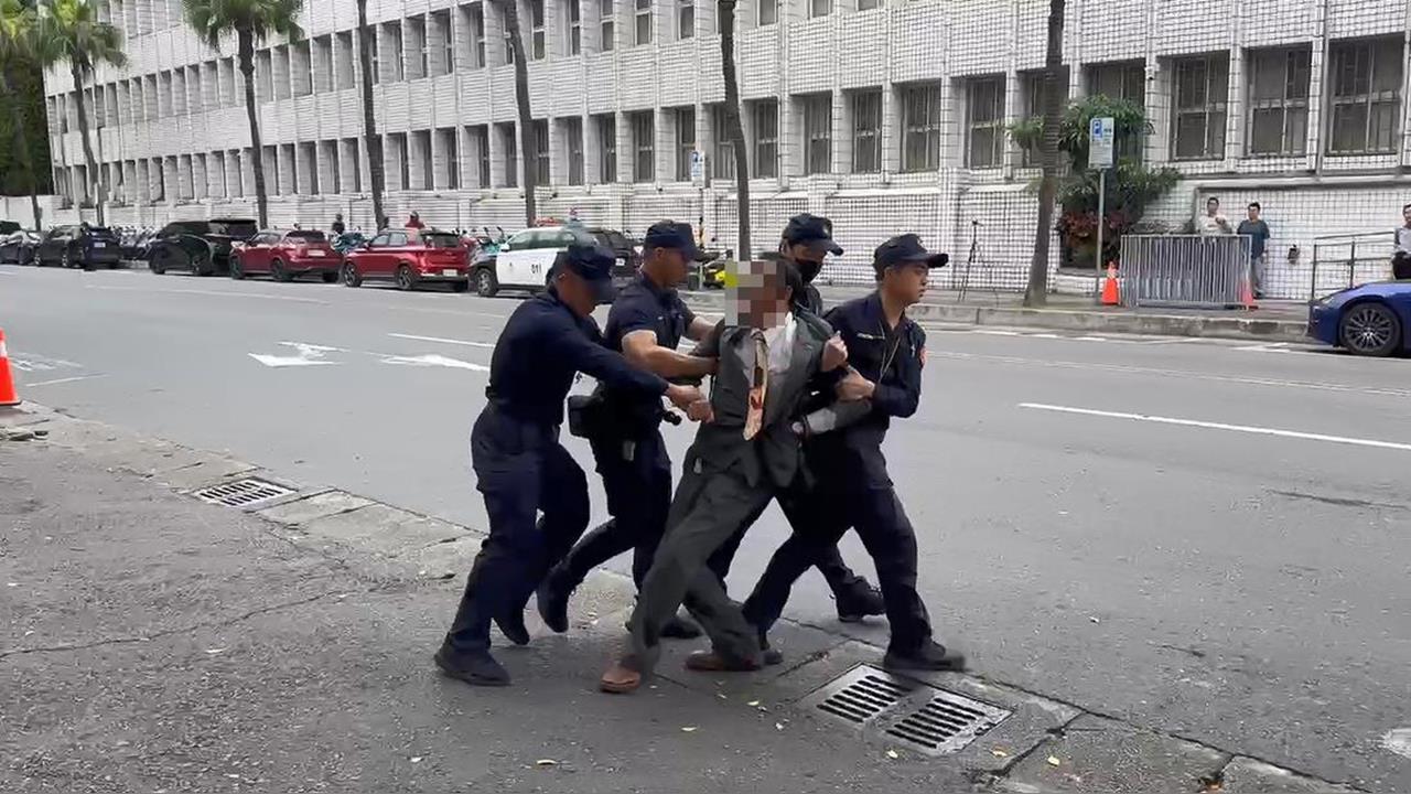 柯文哲宣判／柯文哲遭判17年　宣判前小草竟「衝北檢」被警察拖出去