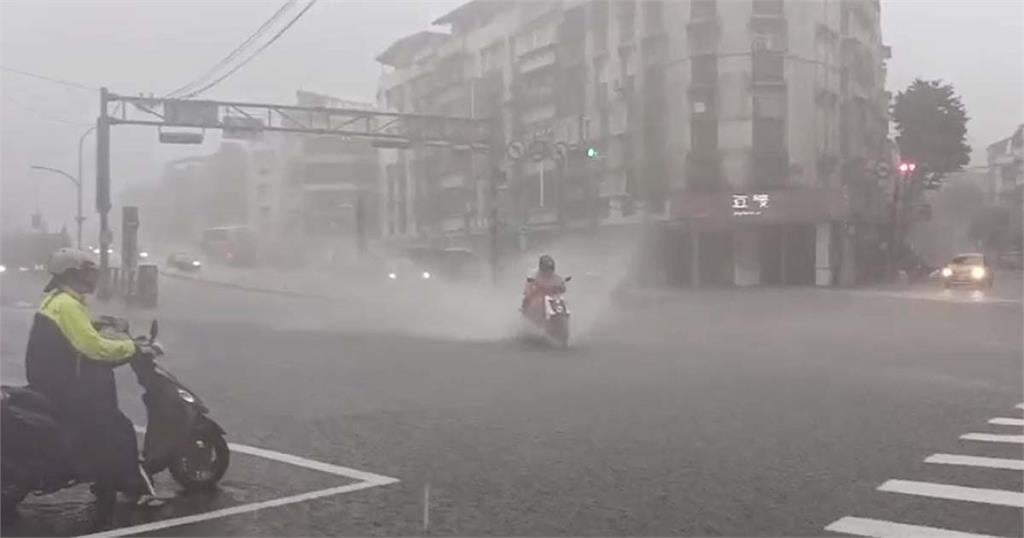 快新聞／雨神來了！全台14縣市發布大雨特報「嚴防雷擊強陣風」