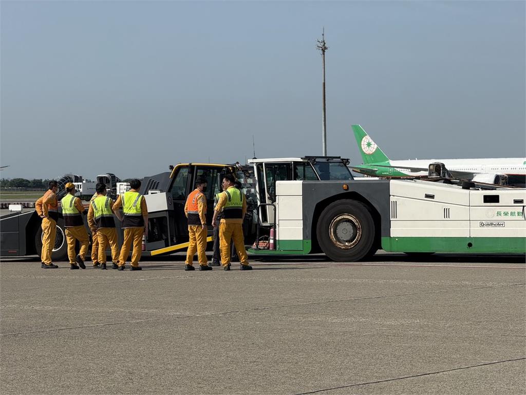 快訊／桃機地勤今早又出包　長榮、星宇勤務車機坪對撞照片曝光