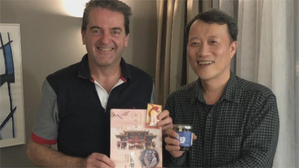 航空公司法國交機 贈護身符、另類外交