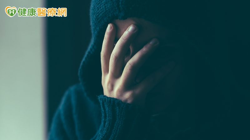 發現孩子自殘、出現自殺念頭怎麼辦?大人第一時間「這樣做」更重要