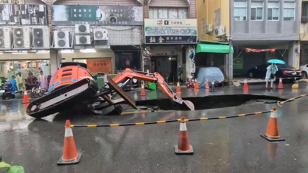 高雄大雨整夜狂下今停班課　前鎮路面坍塌現３米大坑洞