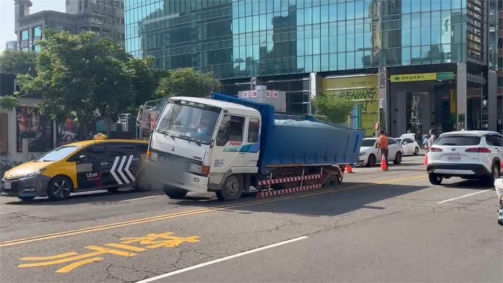台中英才路驚傳天坑！　貨車「車輪卡洞中」動彈不得