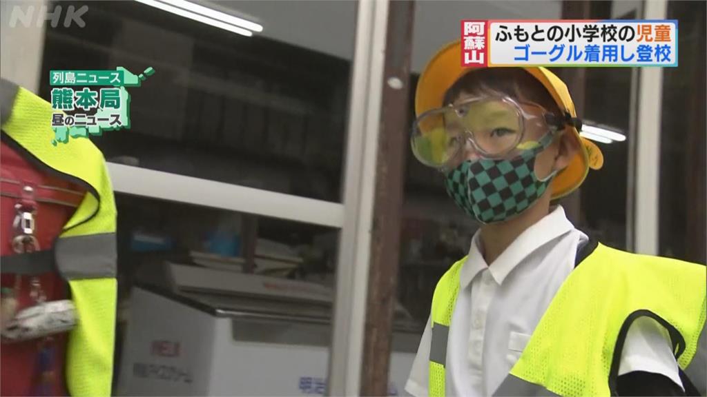 熊本阿蘇火山噴發迸出大量火山灰 學童戴護目鏡到校