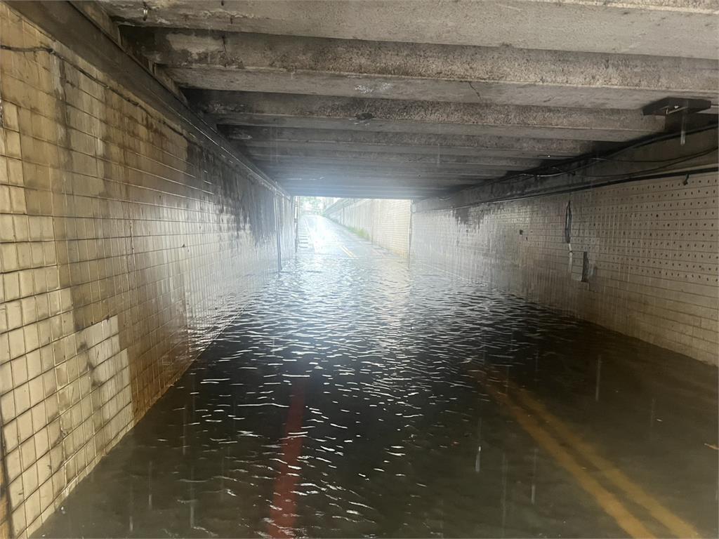快新聞/大雨狂炸!9縣市豪大雨特報 新竹地下道積水「現場急拉封鎖線」