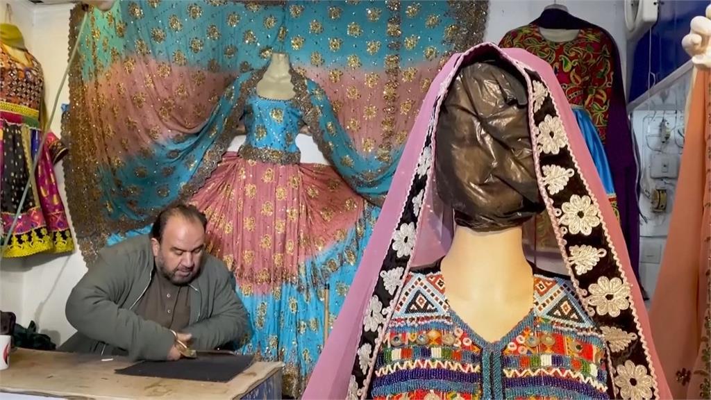 阿富汗連人型模特兒也不能露臉　女裝店乾脆「鋁箔紙包臉」