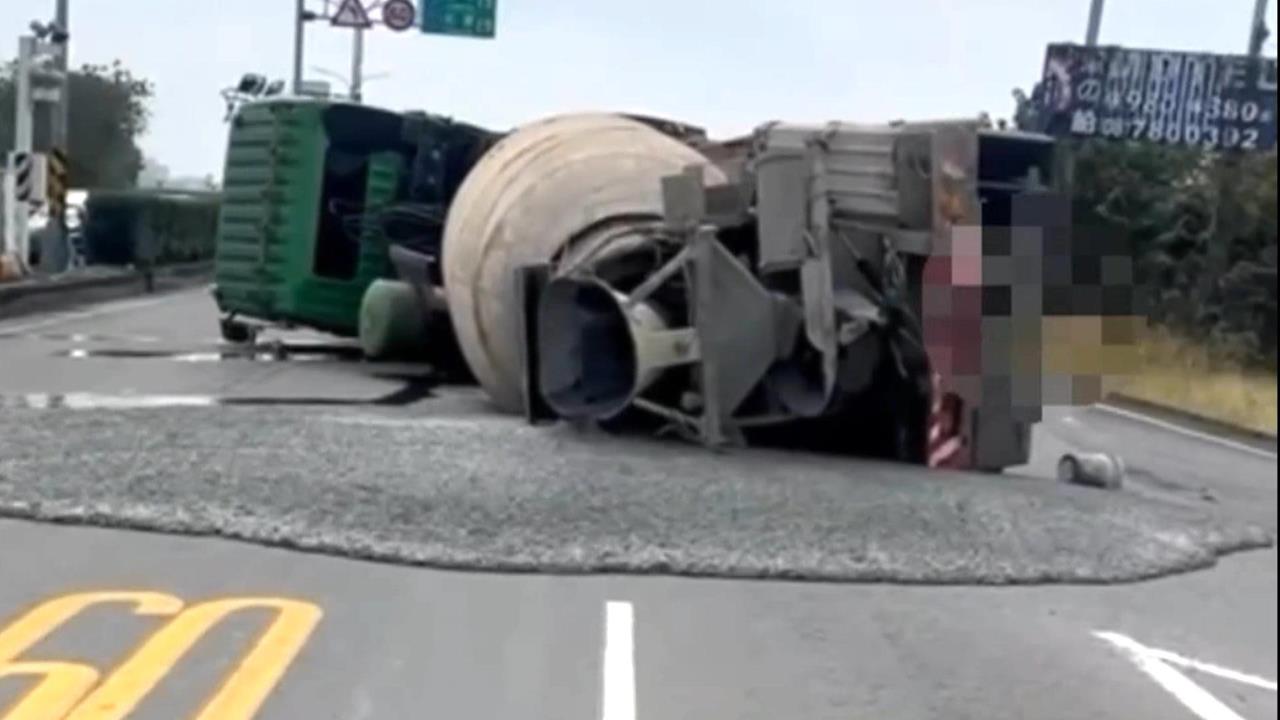 屏東竹田台一線大翻車！混凝土灑滿車道全封閉