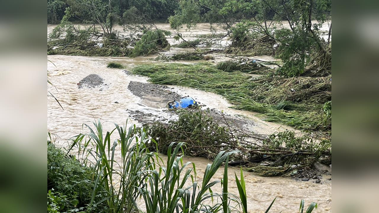 最新／土石埋車「剩車頂」駕駛消失！竹北豪雨釀1死2失聯　驚險畫面曝