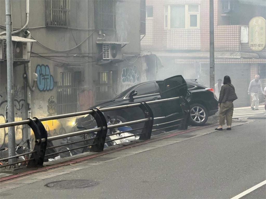先生不能停這喔！北市男駕百萬休旅跌入人行道　壓毀5機車