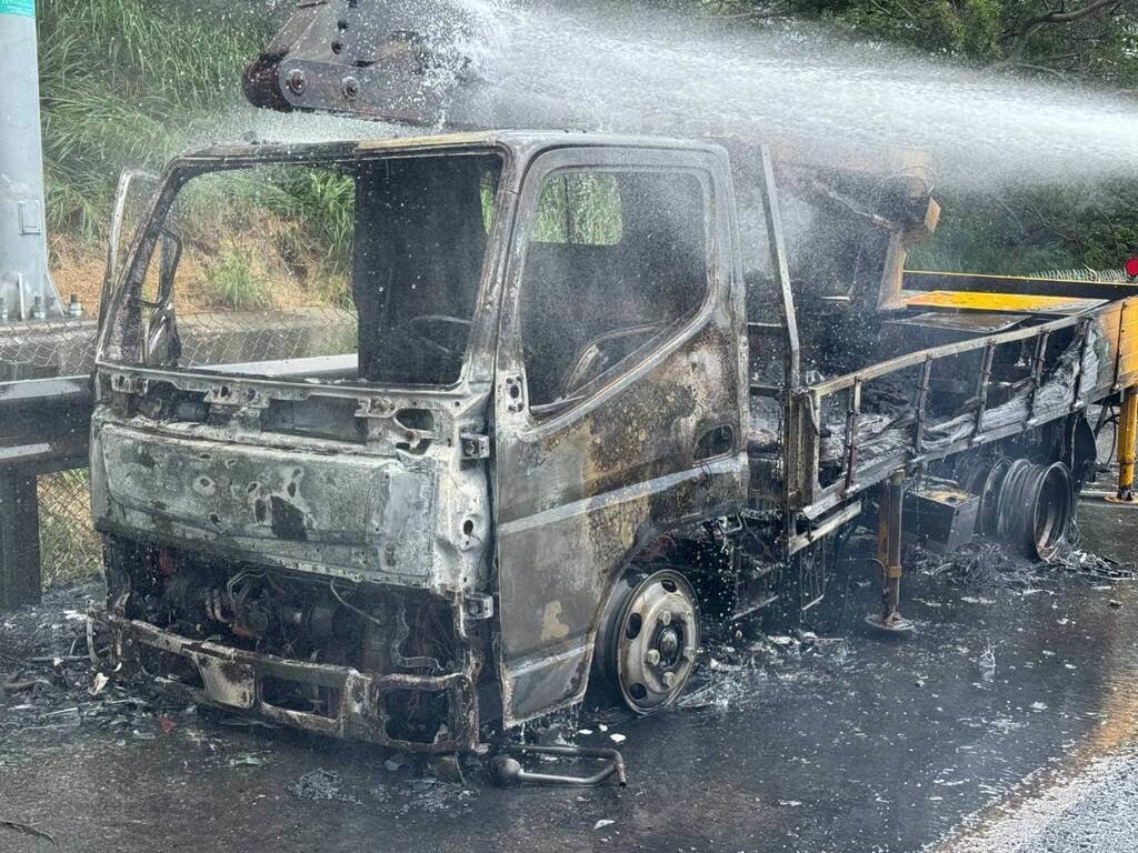 國3西湖段工程作業車陷火海　駕駛及時逃生