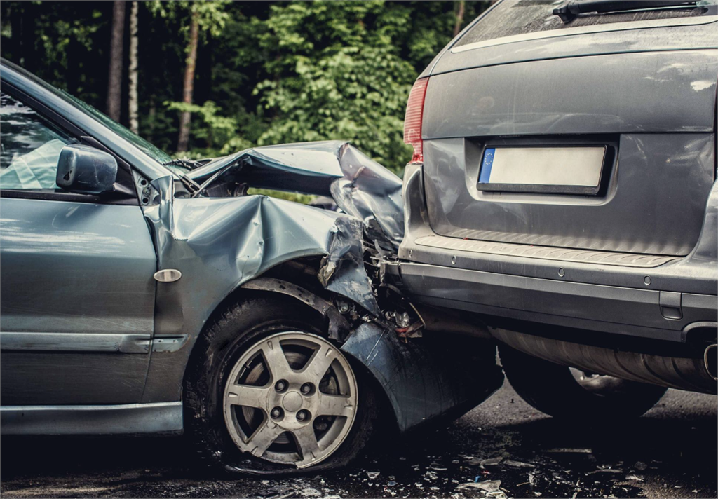 擦眼鏡秒釀禍!小貨車失控衝撞安全島 車頭全毀