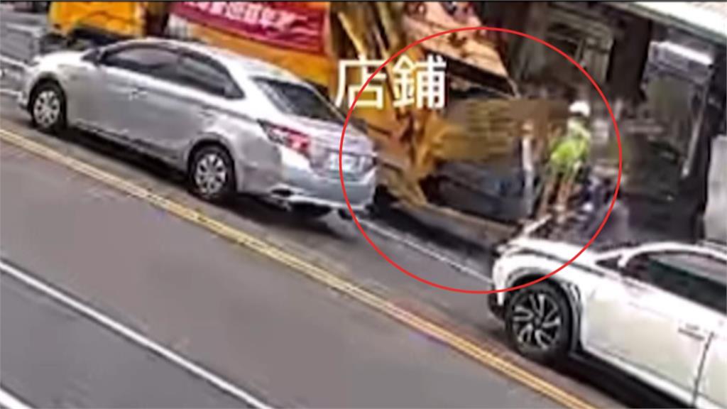 垃圾車「這東西」噴濺路面　後方騎士打滑摔車送醫
