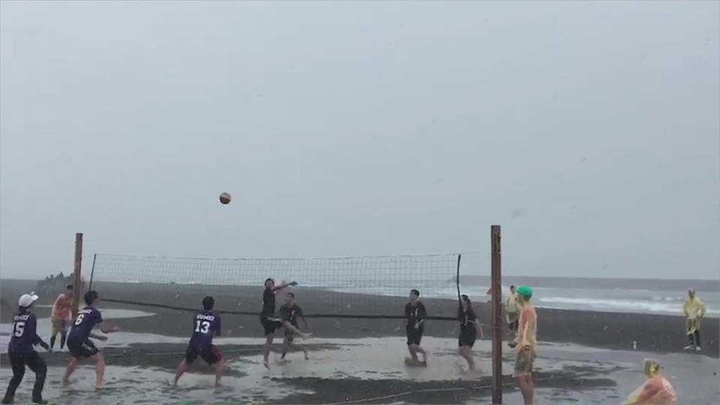 高雄青春運動趴登場 沙灘排球冒雨廝殺