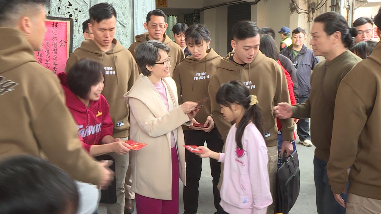 蕭美琴合體何欣純、温世政　初一走春參香拜年拉抬聲勢