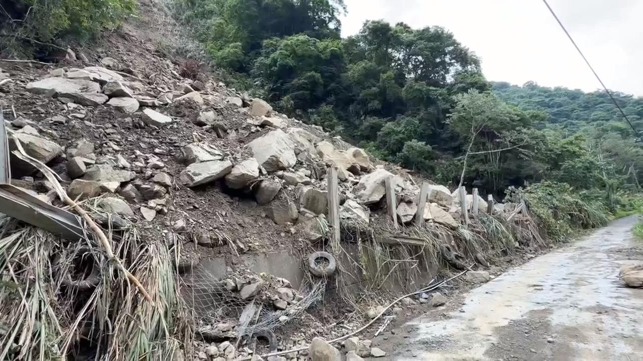 "巨人之手"景點前雪山坑道路邊坡不穩 禁遊客通行