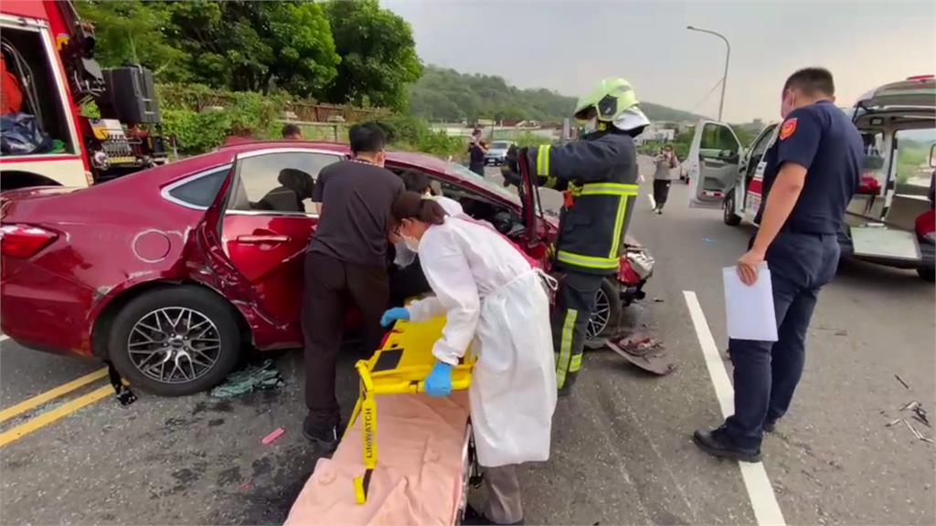 農用搬運車闖省道　轎車閃避不及碰撞