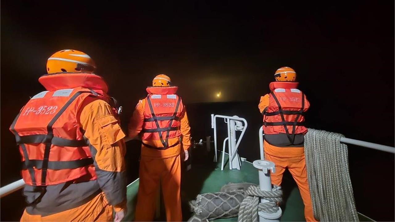 快新聞／F-16搜救行動持續「照明彈點亮外海」！網友湧「鏡頭君」直播盼好消息