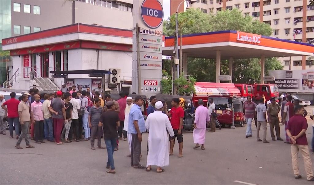 經濟優等生落榜！斯里蘭卡宣布破產陷危機　人民加油竟要「排隊等3天」