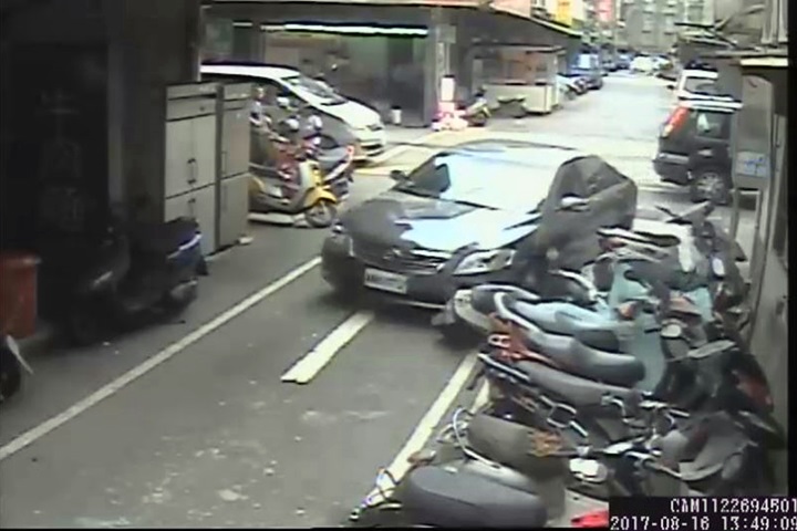 開車一撞再撞 駕駛情緒失控暴怒鳴槍