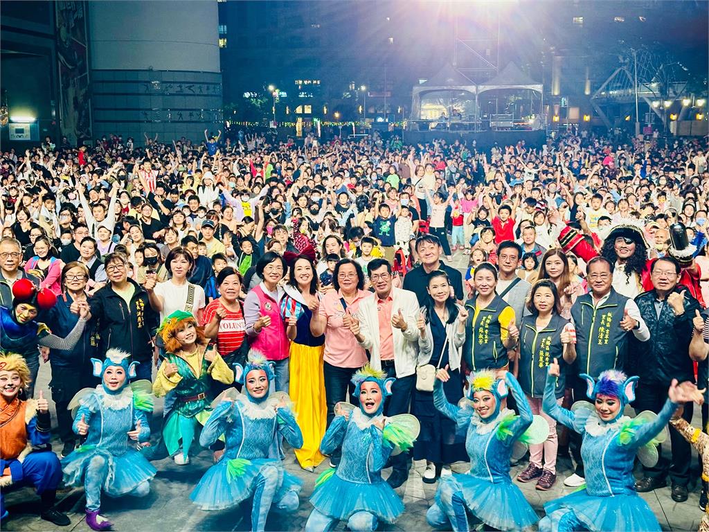 快新聞／紙風車劇團演出「嗨翻板橋體育場」　蘇巧慧：感謝戴瑋姍用心照顧地方