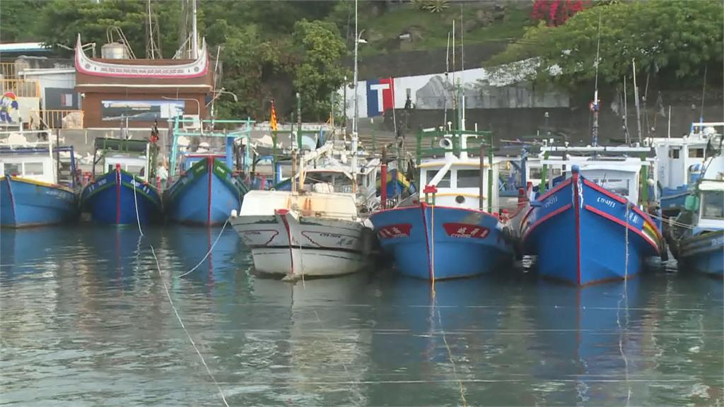 烟花逼近！富岡漁港擠滿船避風浪　漁民怨：何時才能出海？