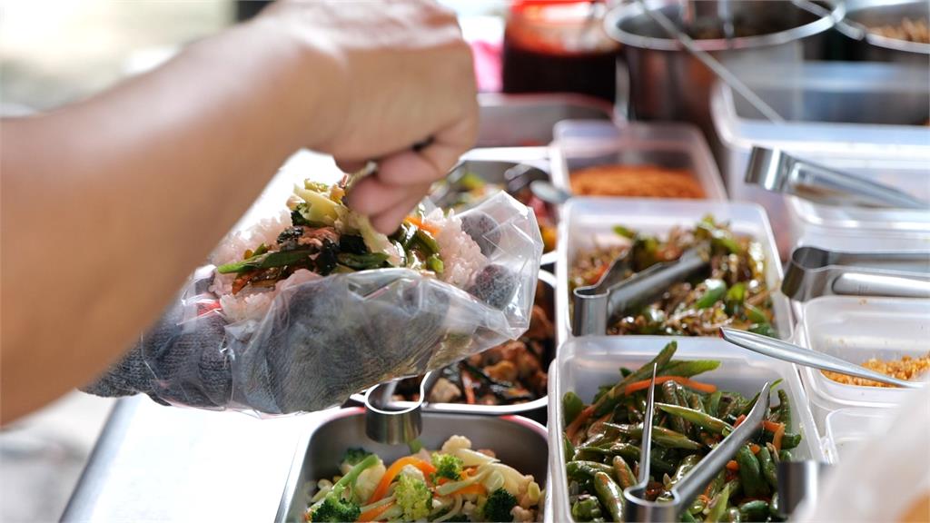泰國媽媽以愛為名賣飯糰　還為愛學會開26噸大卡車