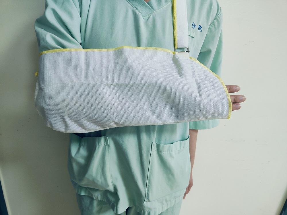 手部骨折術後疼痛不減？部桃新屋分院揭「吊帶用法」是關鍵