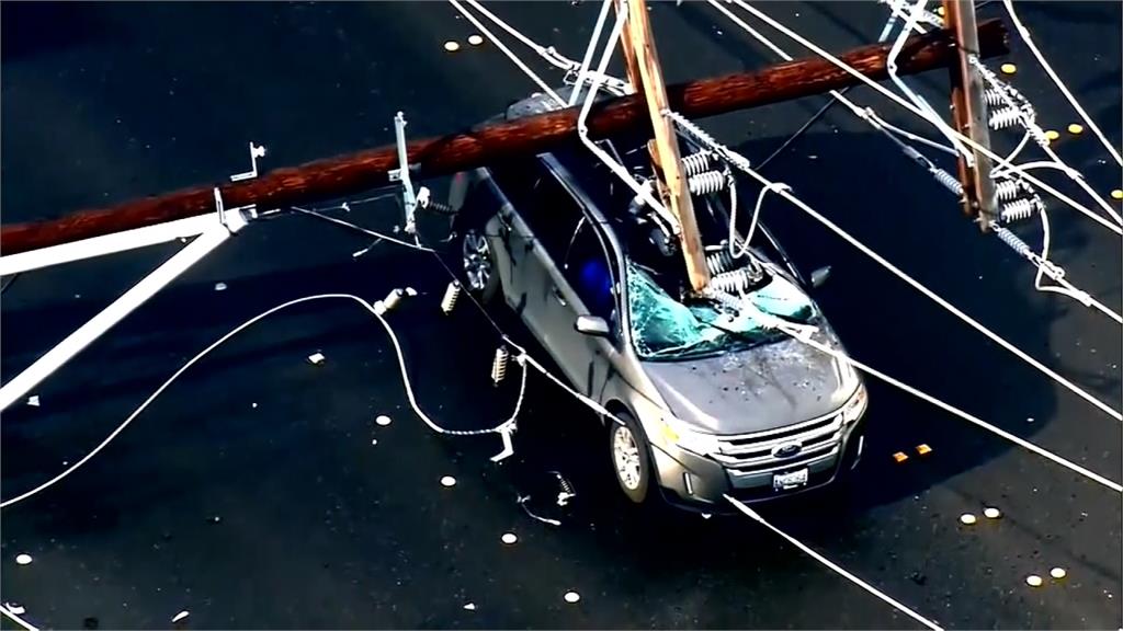 26根電線桿如骨牌般倒下 轎車遭截半駕駛倖存