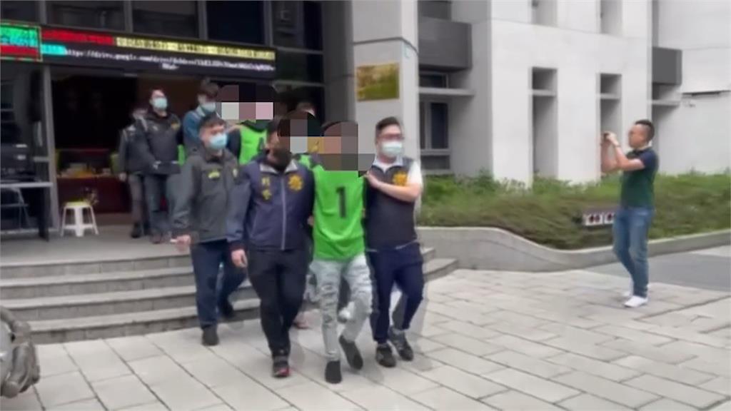 殘忍！男遭「關狗籠」拘禁毆打　警逮捕10人竹聯幫成員