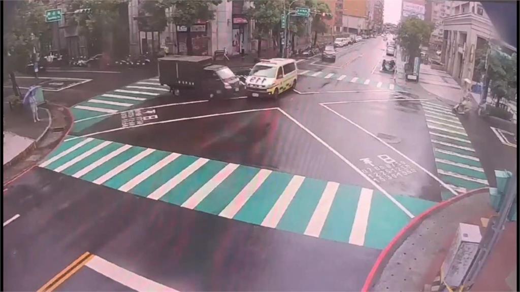 未禮讓救護車!基隆婦人追撞摔車 桃園貨車擦撞