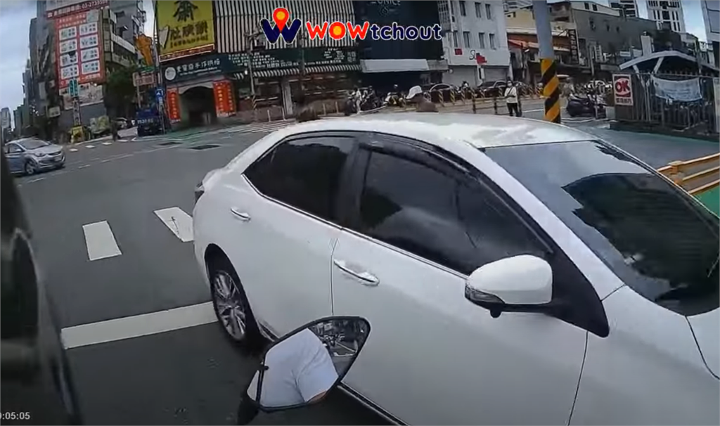 【有片】扯！桃園中壢「這地方」30秒內6車逆向 網：民智未開？
