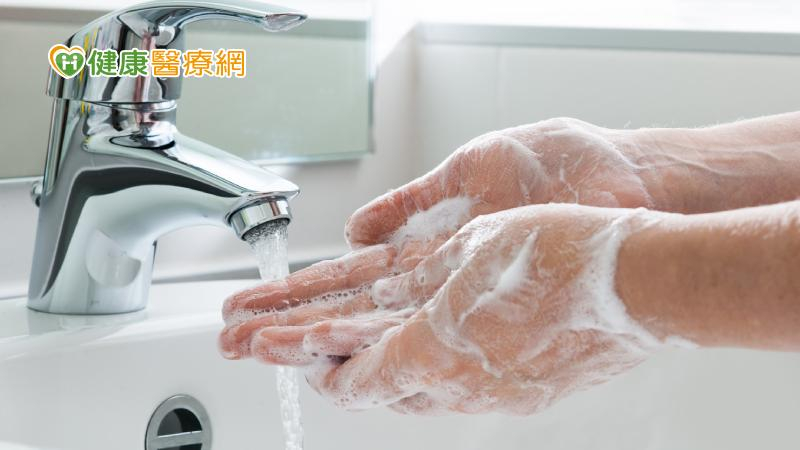 腸病毒酒精消毒效果不佳！如何正確洗手預防？5步驟搓洗需達「這時間」