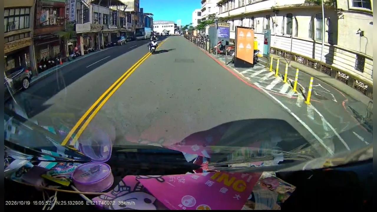 女騎士重心不穩偏移對向車道　逆向撞廂型車卡車輪傷重不治