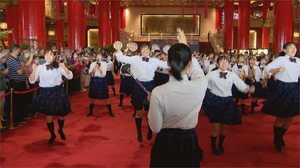 感人！「橘色惡魔」雨夜凱道排練　師生大啖鹽酥雞、中文說謝謝