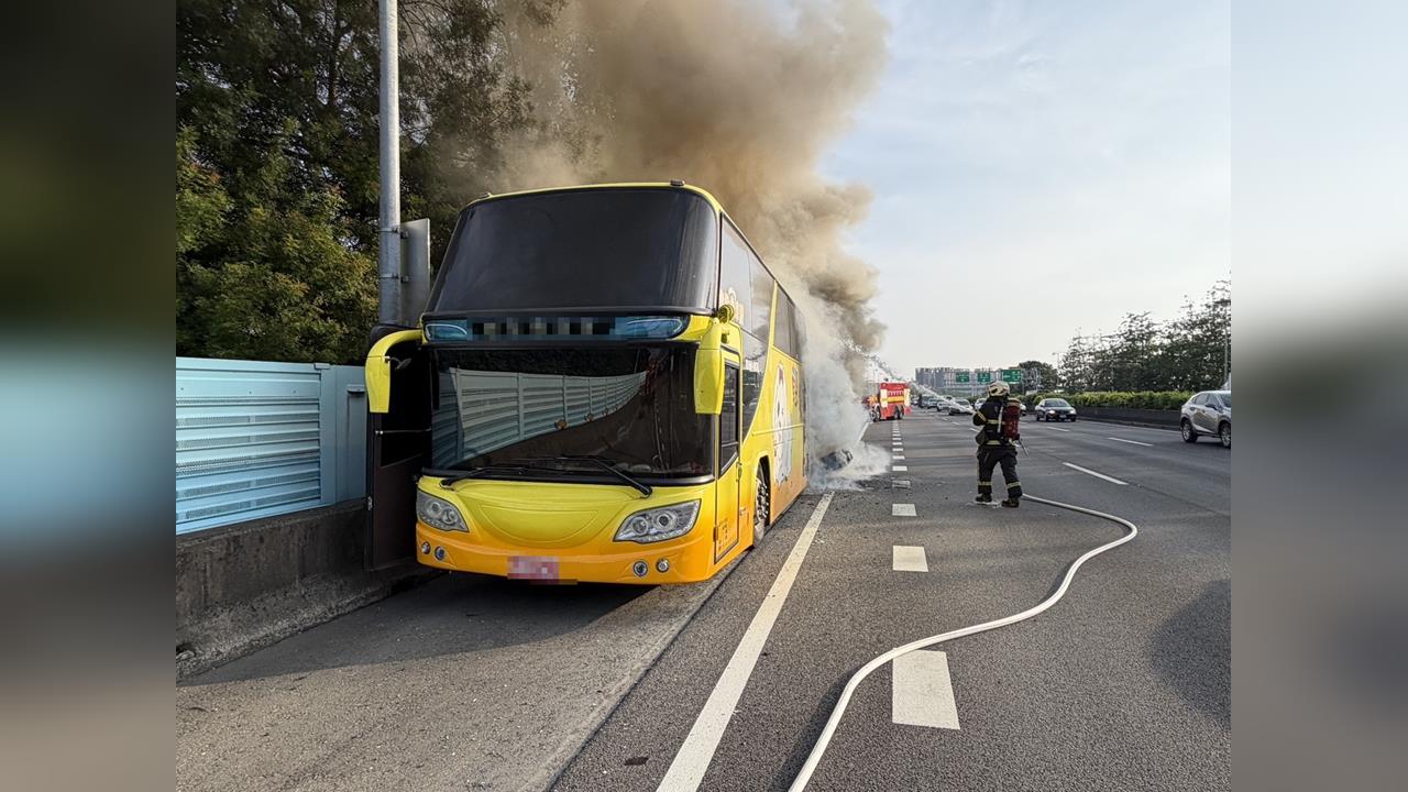 快新聞／下班注意！國1彰化系統「遊覽車起火」竄濃煙　駭人影像曝