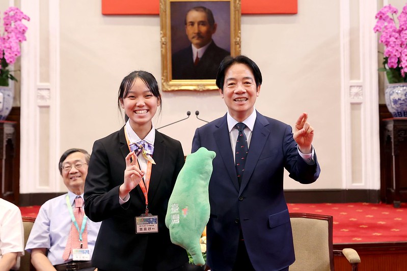 快新聞／領域展開！賴清德接見國際科展台灣隊　學「五條悟」比手勢超逗趣