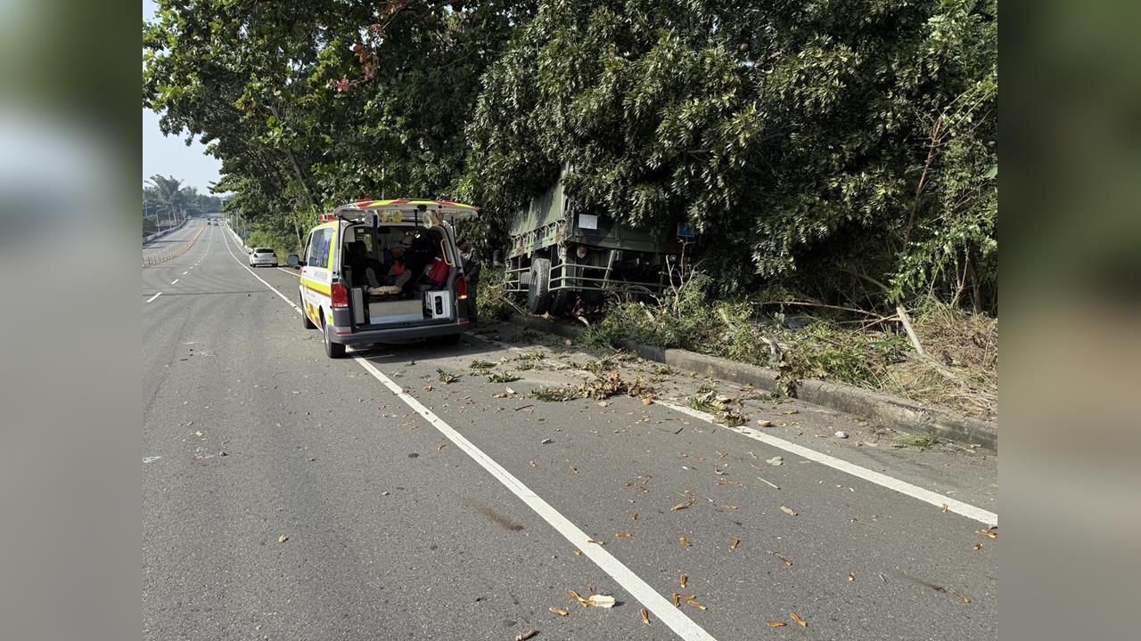 快新聞／台20線驚魂！軍用卡車失控撞樹　警方曝士官疑似......