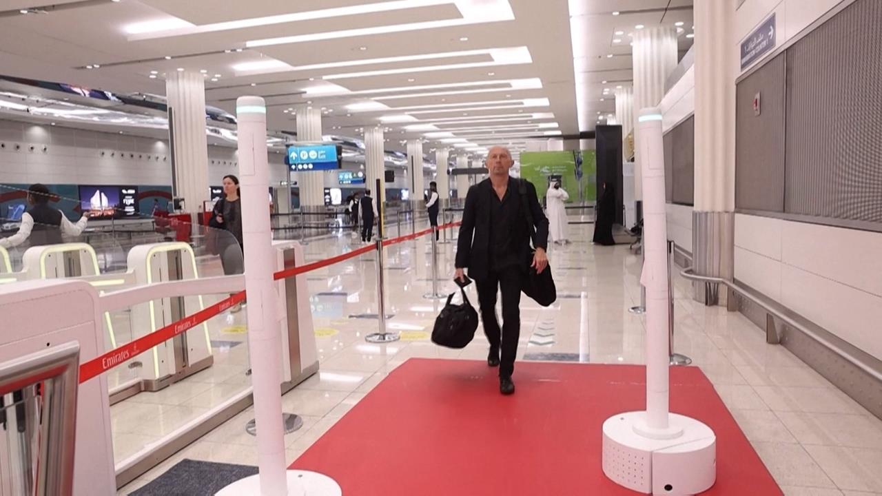 杜拜國際機場推「ＡＩ通關」　旅客出境免出示護照、排隊